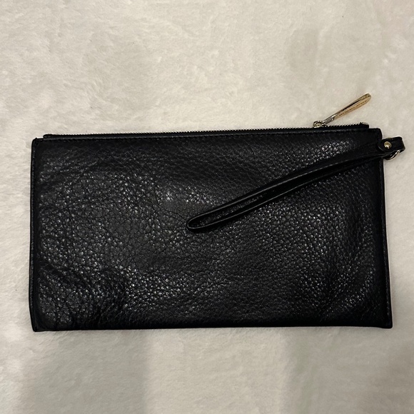 MICHAEL KORS PEBBLED BLACK LEATHER WRISTLET - Picture 2 of 4